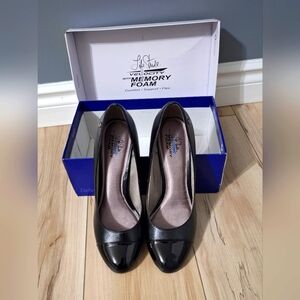 LIFE STRIDE, Womens brand new never worn, black heels with memory foam.